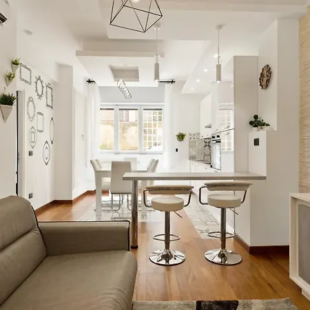 3 Bed Modern Flat - 15 Minutes Walk To Colosseum Lägenhet