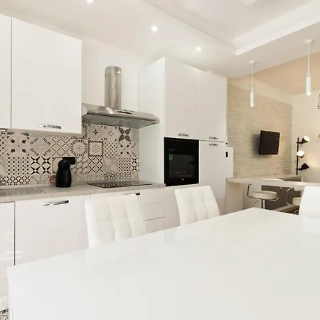 Apartment 3 Bed Modern Flat - 15 Minutes Walk To Colosseum