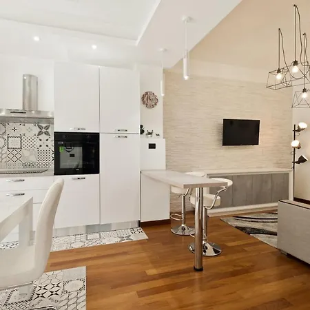 Apartment 3 Bed Modern Flat - 15 Minutes Walk To Colosseum *