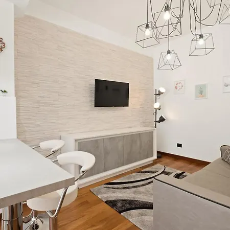 3 Bed Modern Flat - 15 Minutes Walk To Colosseum Apartment