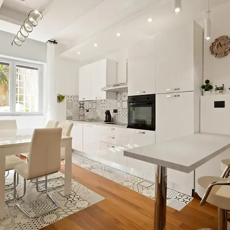 3 Bed Modern Flat - 15 Minutes Walk To Colosseum Apartment