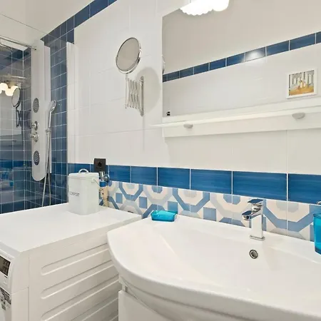 3 Bed Modern Flat - 15 Minutes Walk To Colosseum * Rome