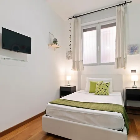3 Bed Modern Flat - 15 Minutes Walk To Colosseum Apartment Rome