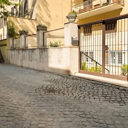 3 Bed Modern Flat - 15 Minutes Walk To Colosseum *