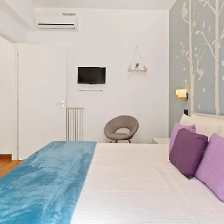 3 Bed Modern Flat - 15 Minutes Walk To Colosseum Apartment Rome