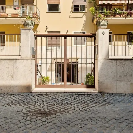 3 Bed Modern Flat - 15 Minutes Walk To Colosseum Apartment